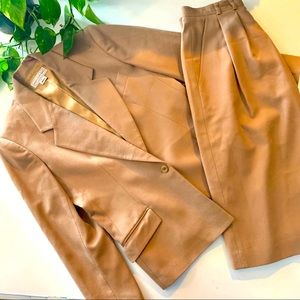 Vintage wool 2 pc Jones New York skirt suit